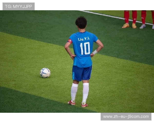 去年夏天与足球的热情碰撞 球场上的精彩瞬间与回忆分享