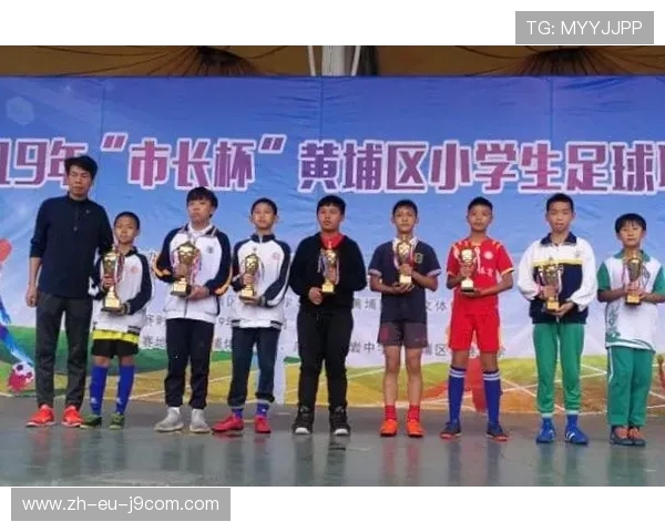 小学足球选购指南：适合孩子的装备清单与购买重点全面解读推荐款